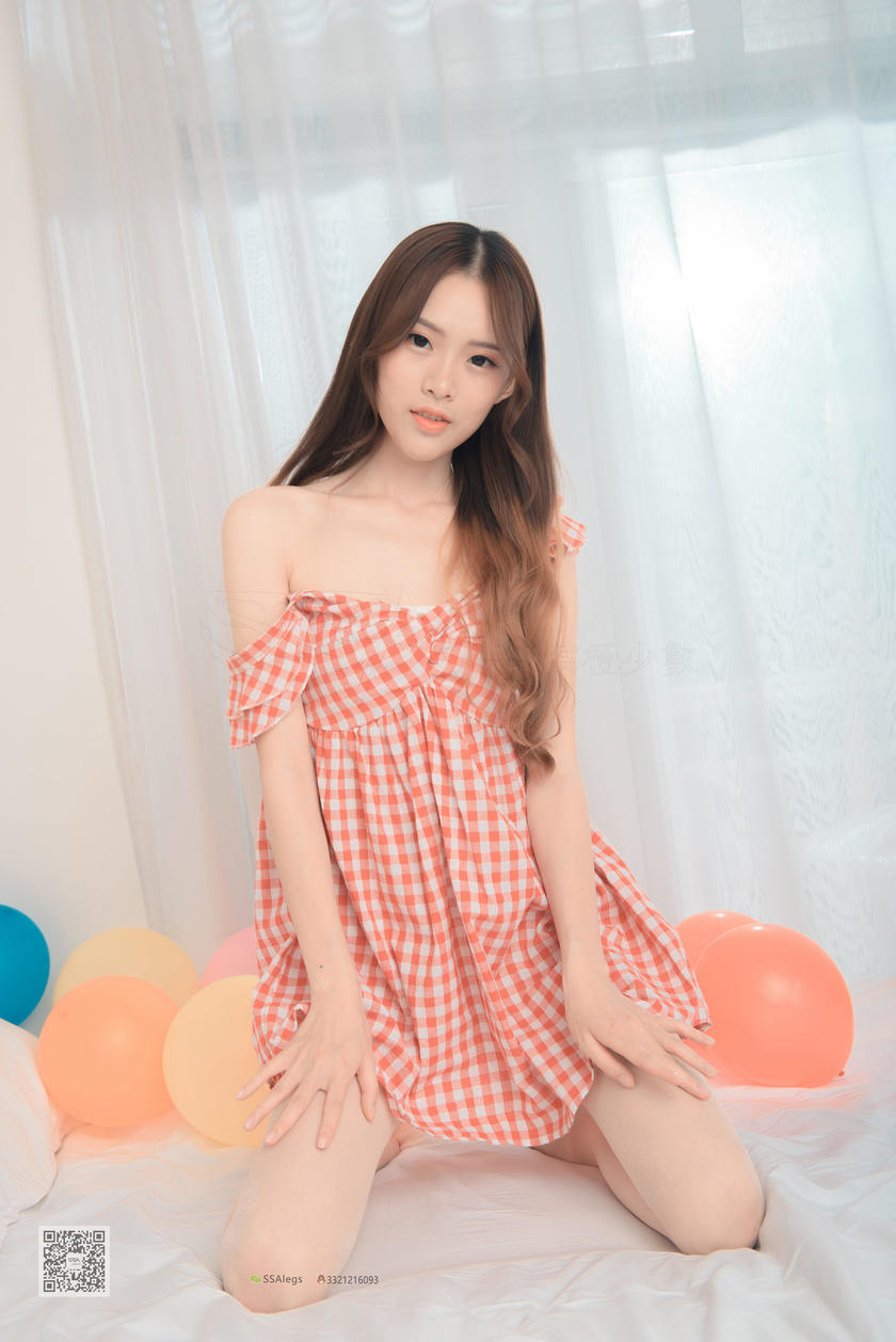 [SSA丝社]NO.014 小琪琪 闪光开裆丝袜的另一种演绎[98P/72.8M]