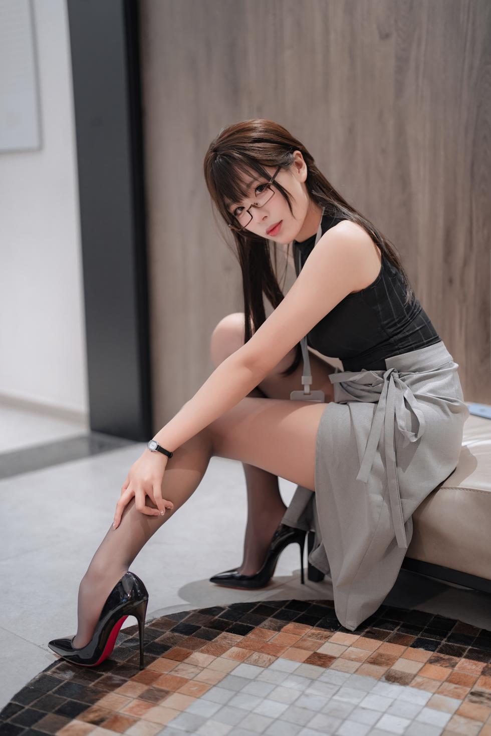 轩萧学姐  眼镜娘OL [85P3V-1.29GB]