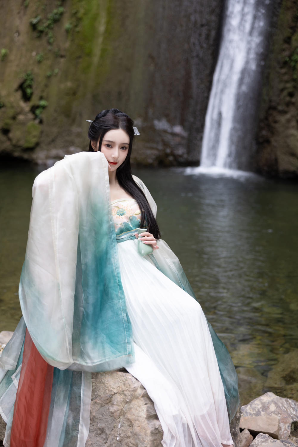 王馨瑶yanni 《绿色古装瀑布》原版写真 [112P-312MB]